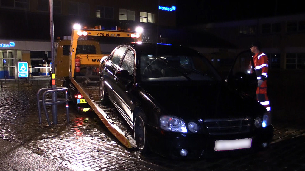 På Torvet i Frederiksværk blev denne bil standset efter en biljagt i området, og flere personer anholdt. (Foto: Allan Andersen)