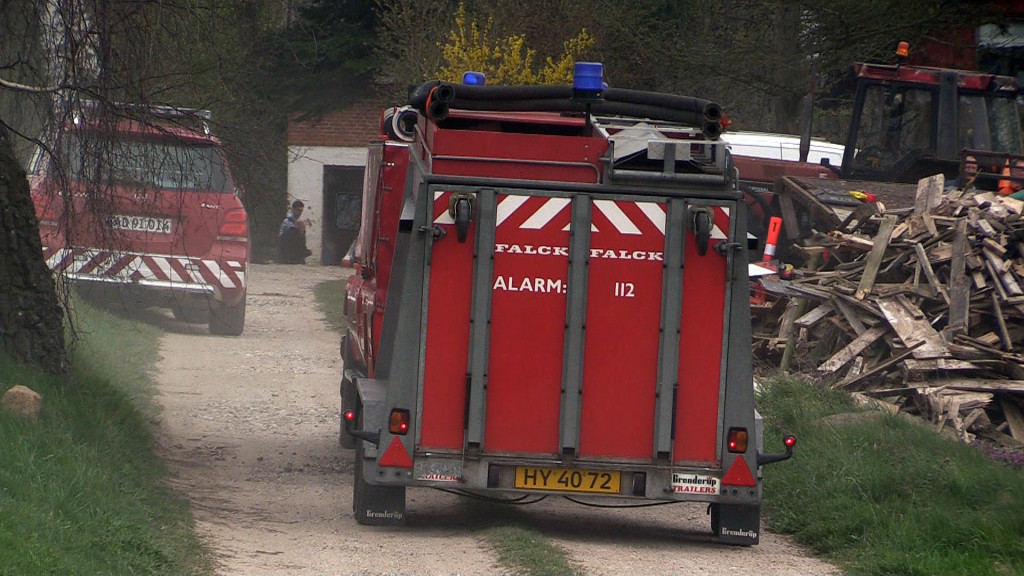 Et køretøj med bla. brandslanger og dyrerednings udstyr ankom også til adressen. (Foto: Allan Andersen)