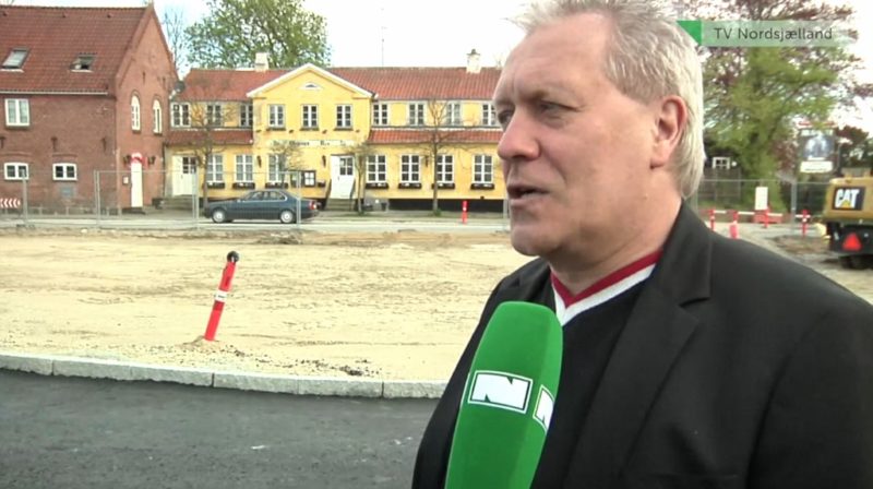 Rene Richardt fra Græsted Kro glæder sig til det nye torv, der giver mulighed for bedre udeservering. Foto: Screengrab/TV Nordsjælland.