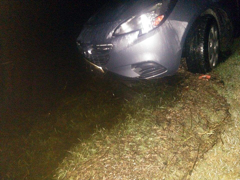 Bilen endte nede i vandet - og det kunne den ikke tåle, og måtte afhentes af en autotransport (Læserfoto)