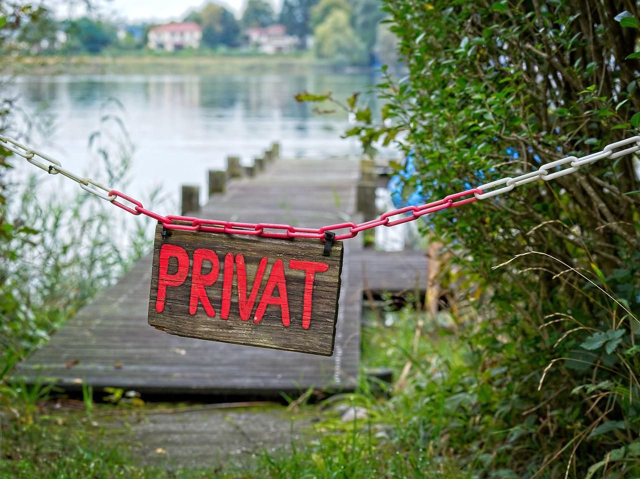 Foto af skilt med privat adgang foran en bådebro.